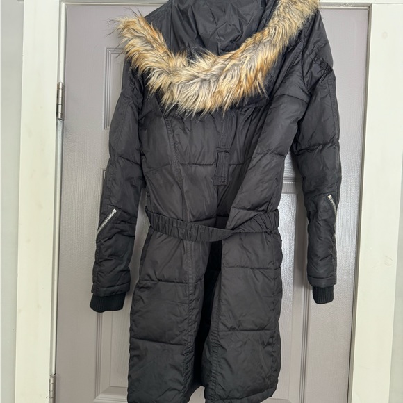 Woman’s puffer black coat with belt and removable hood - Picture 5 of 5